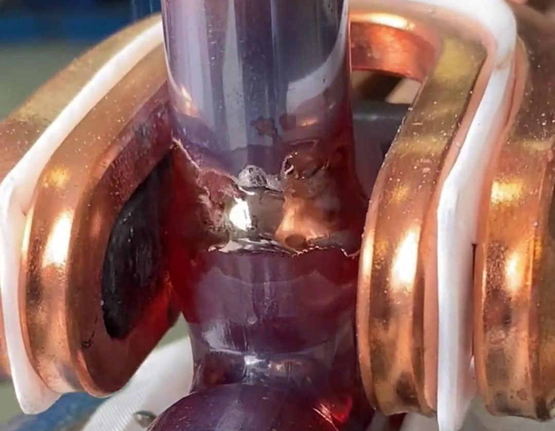 这就是手持式高频焊机焊接铜管的效果,有了它,可以放弃大部分火焰焊接场合了