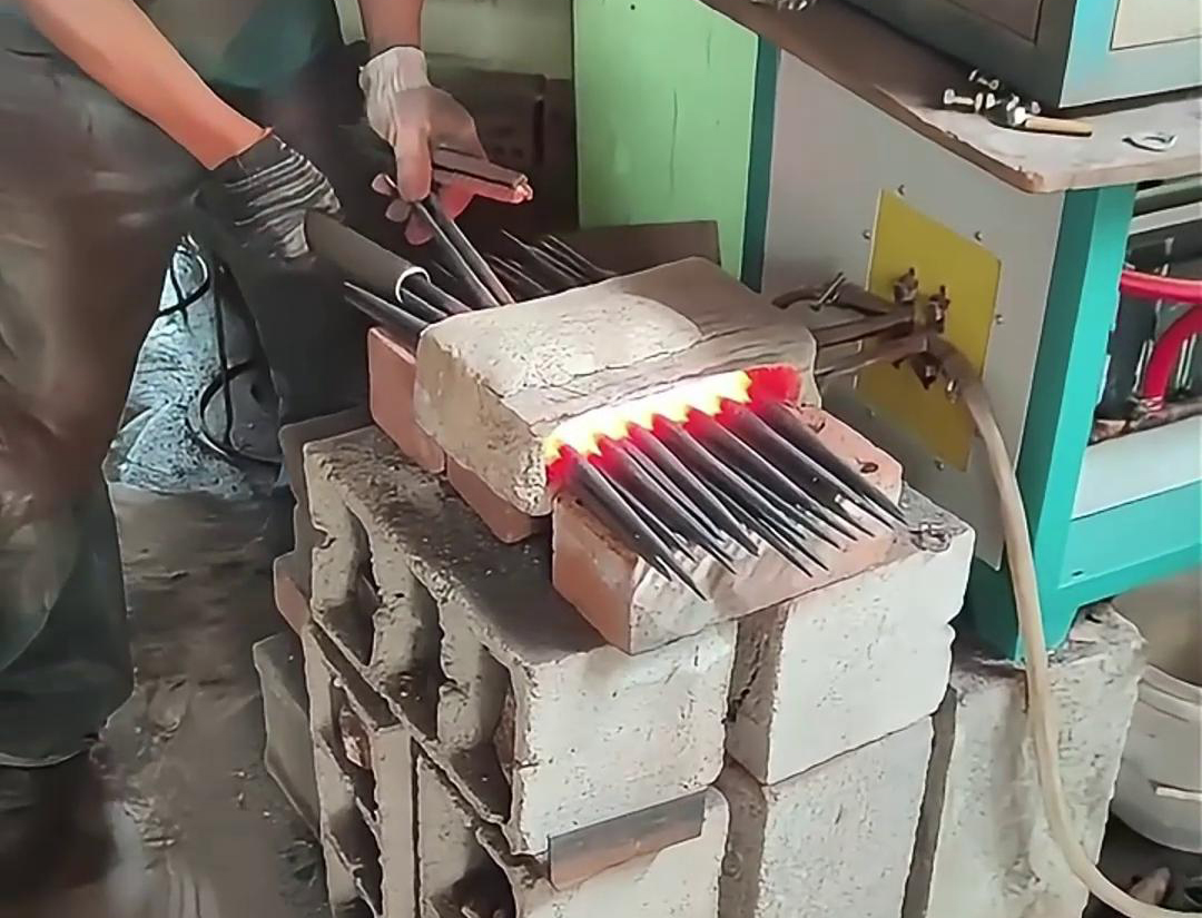 超音频感应加热设备金属毛坯棒料不需要经过复杂的预处理,可以直接进行红冲锻打