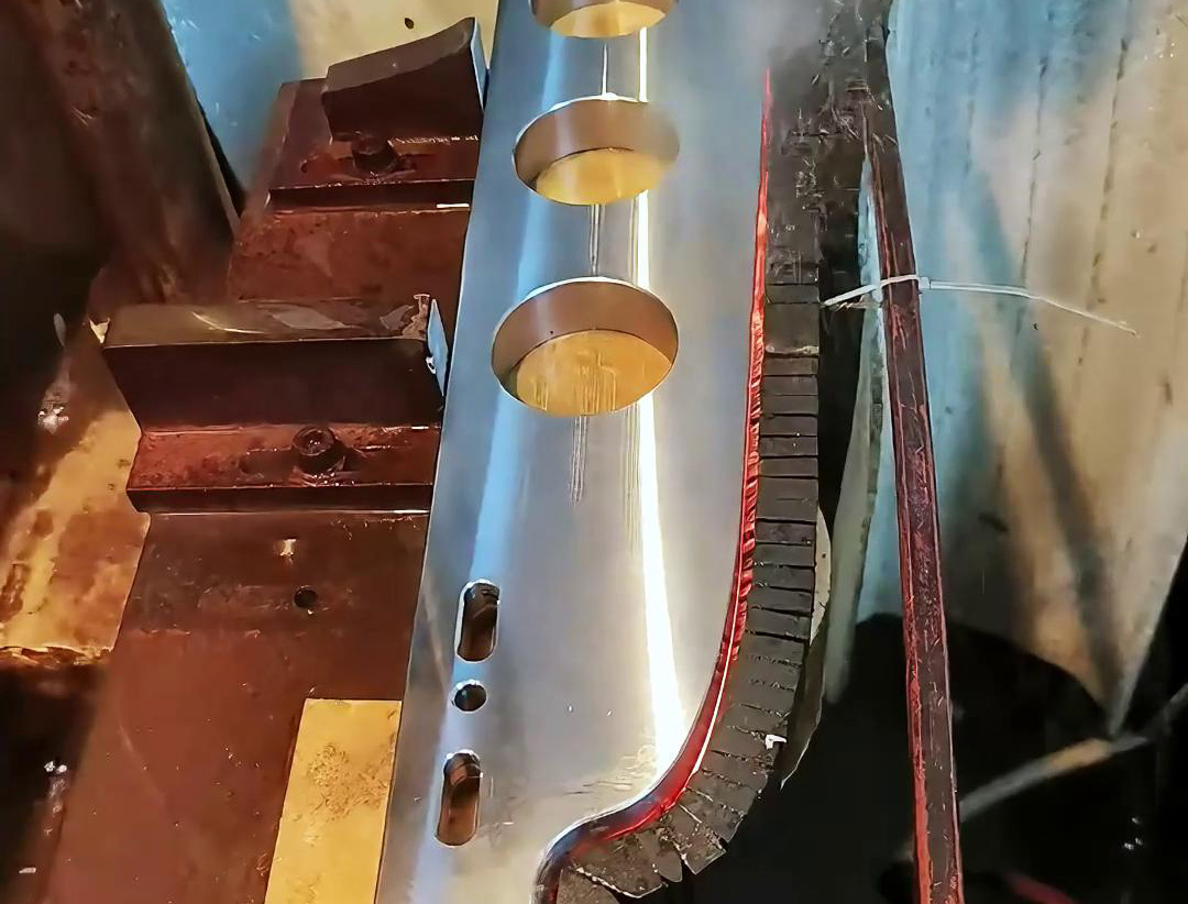 蓝鲸体育直播间
对引导板曲面淬火热处理