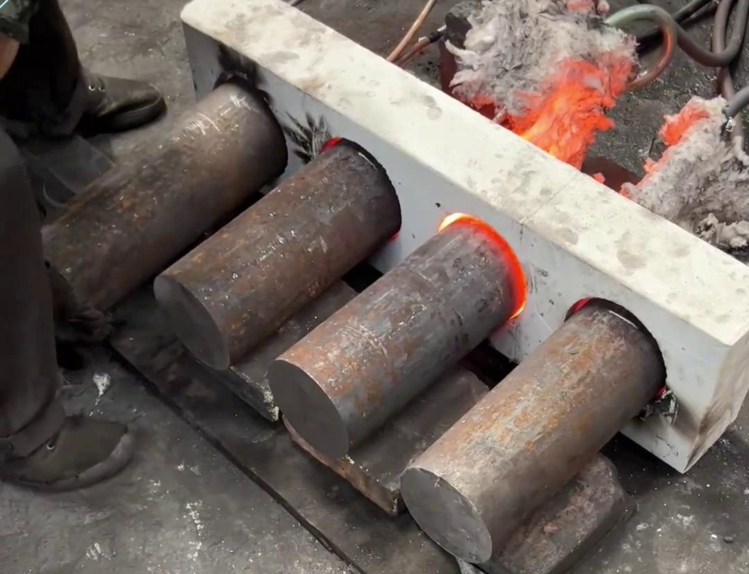 对于需要加热大型棒料的场合，建议优先考虑采用中频感应加热设备