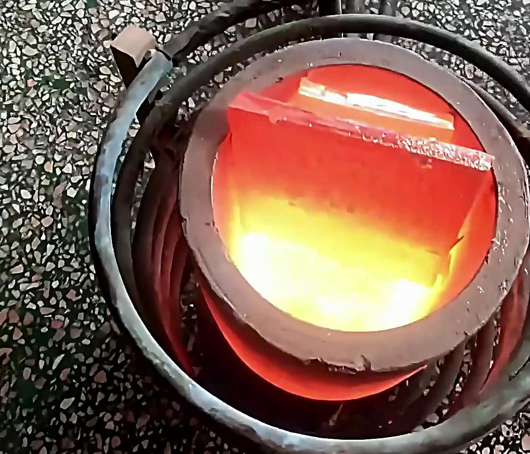 使用380V电压的小型中频熔炼炉,它的功率满足熔炼金、银、铜,10公斤容量