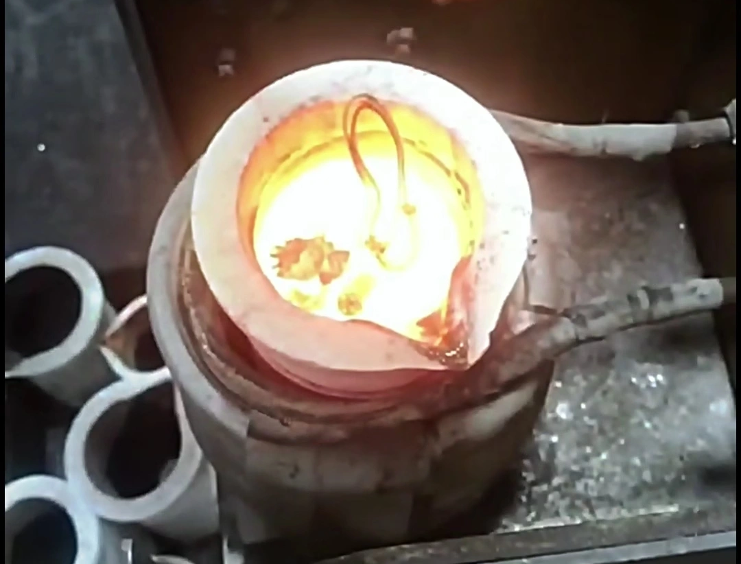 手摇倾倒式中频熔金机是一种高效、灵活、安全可靠的金属熔炼设备