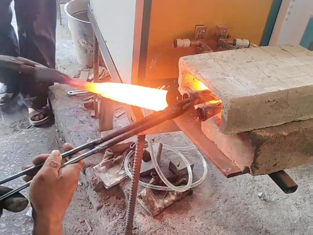 打铁高频炉把生铁放进去加热到 900 度左右