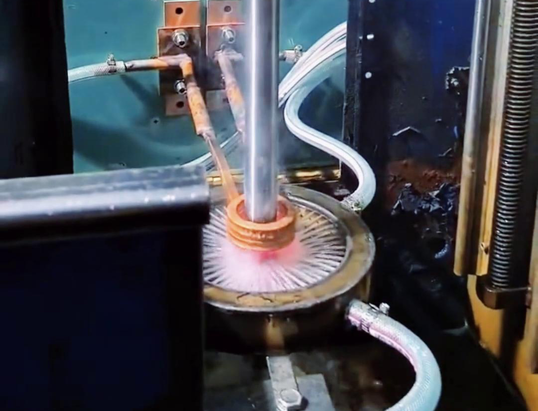 中频淬火机床对轴的淬火层深在 5 - 8 毫米左右