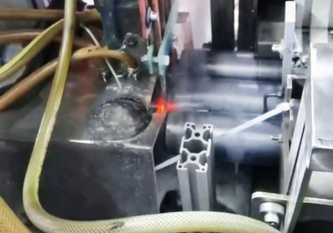 卧式高频淬火机床主要应用于轴类、盘类及各类精密复杂零件的表面硬化处理