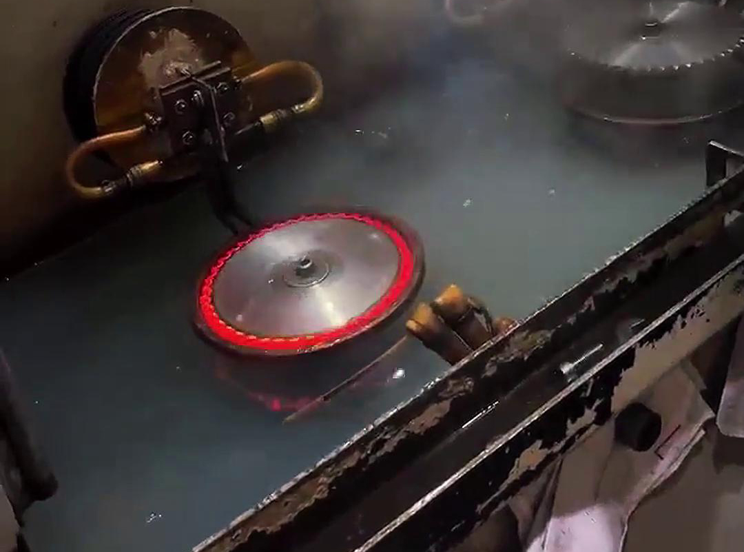 双工位高频淬火机床，它适用于各种锯片、链轮、齿轮淬火热处理