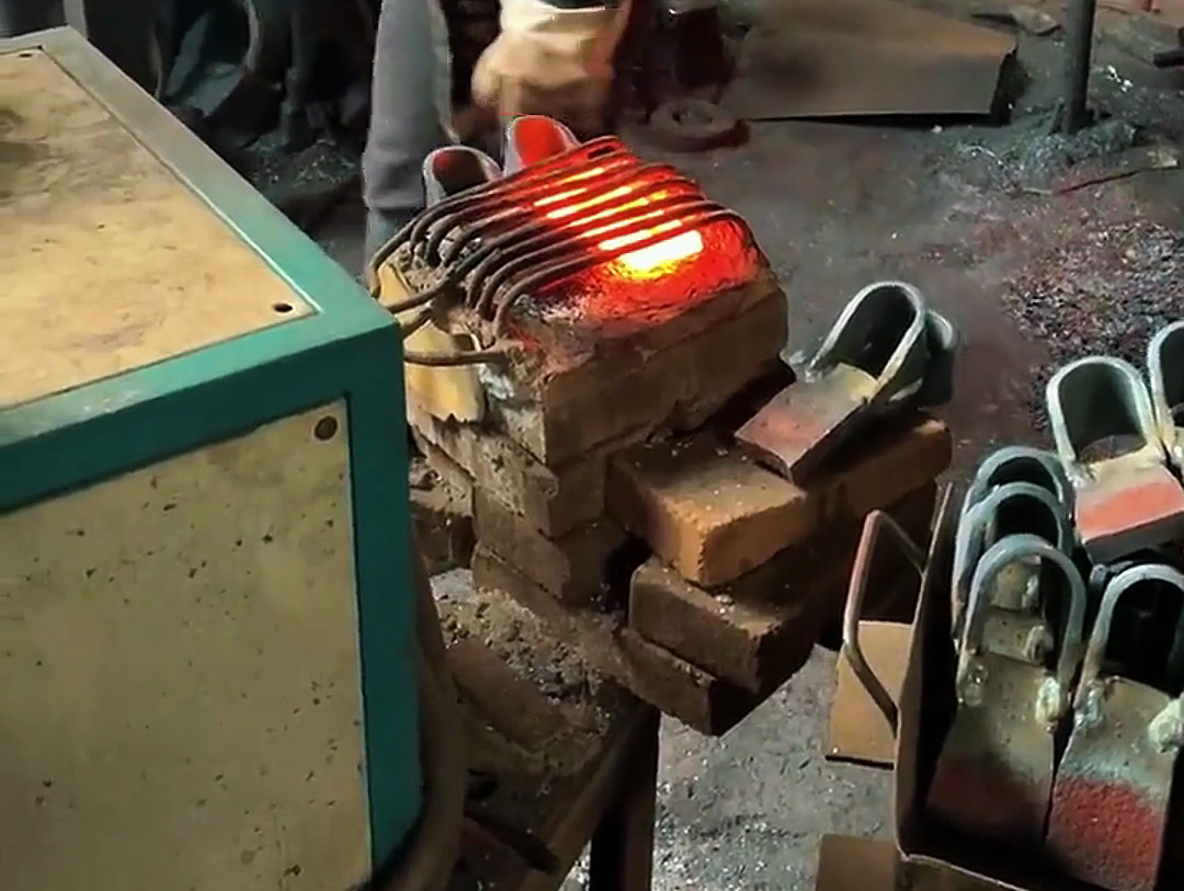 利用超音频感应加热技术，对锄头等农具坯料进行快速、均匀加热，随后进行锻造加工的工艺