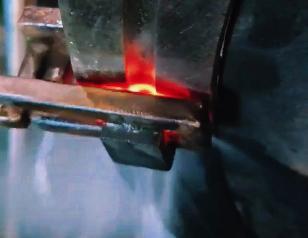 手持式高频淬火对金属工件表面进行快速加热和淬火的设备