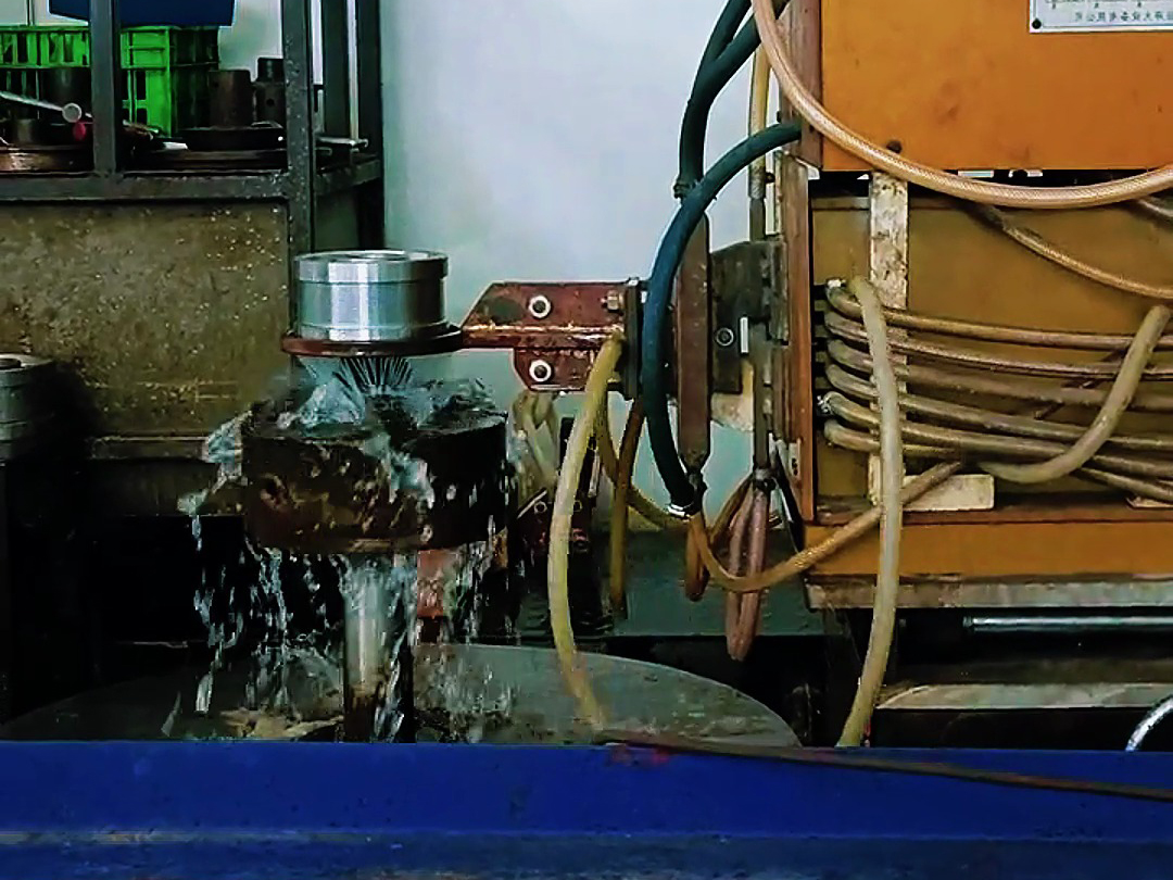 轴类淬火机床通过高频感应加热技术，实现了轴类零件的高效、精准淬火处理