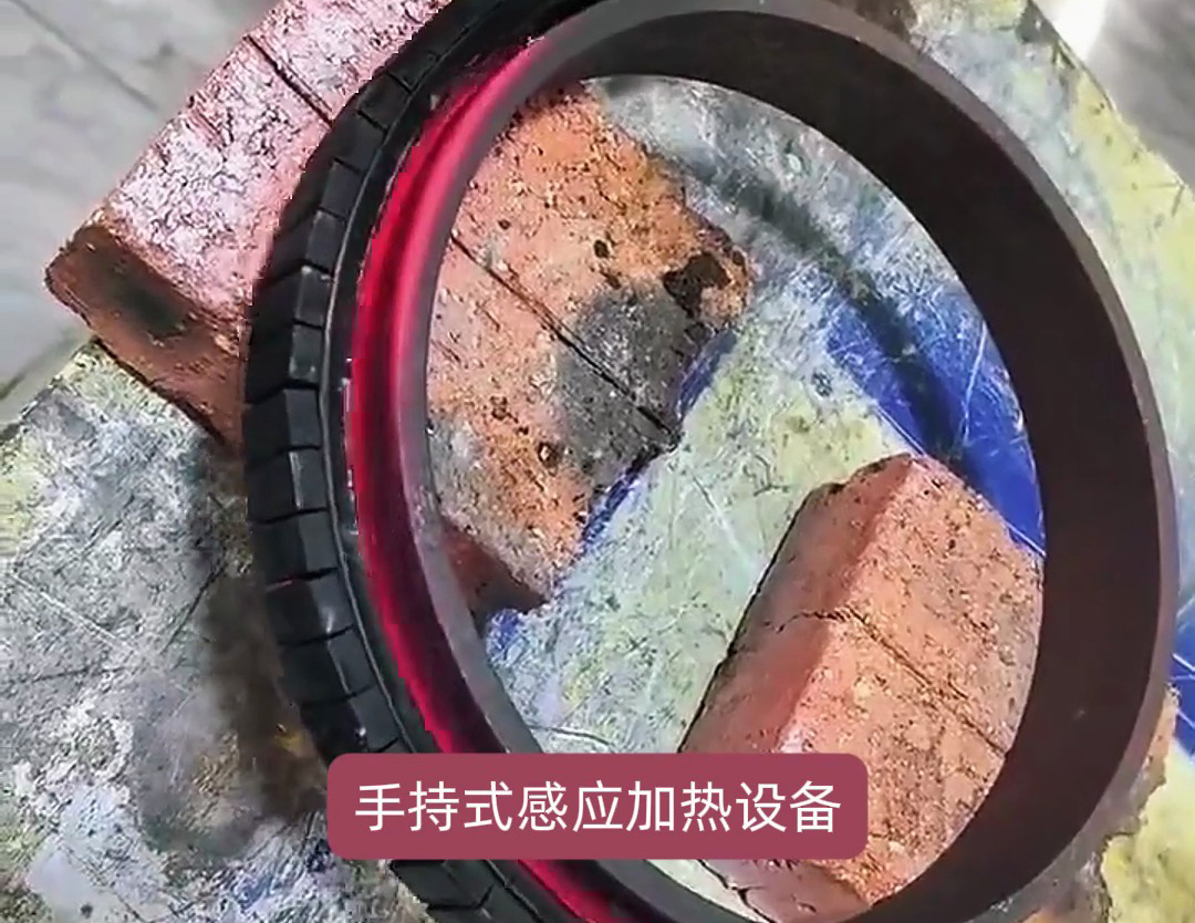 手持式感应加热设备配合半圆加热线圈对工件进行局部加热