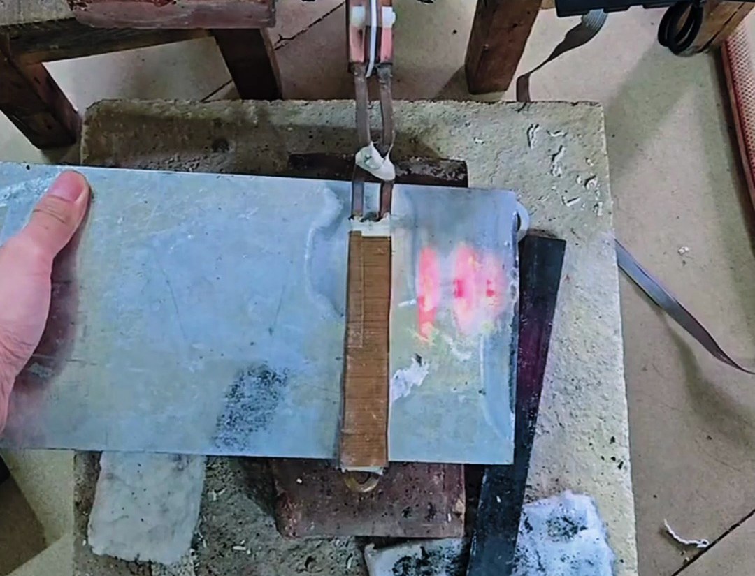 手持式蓝鲸体育高清直播官网入口
对铁板平面进行局部加热