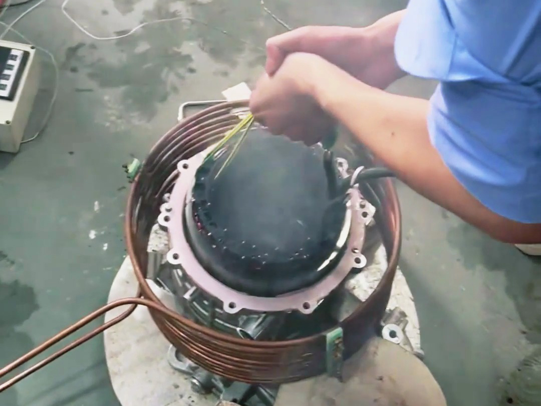 电机热装实验,采用中频感应加热设备对电机壳进行加热