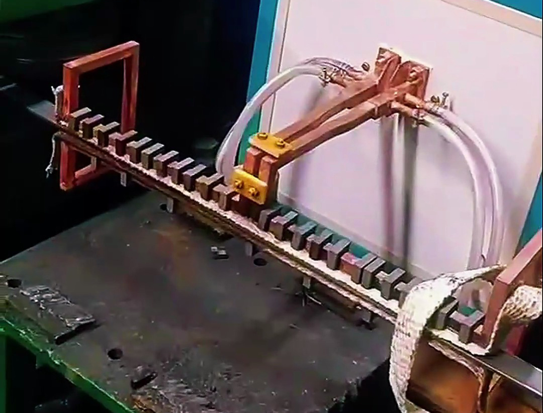 超音频钢带在线退火设备与牵引机形成了完美搭档试下在线退火