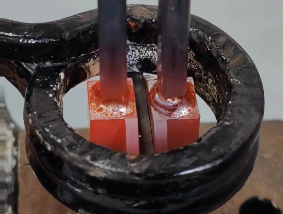 手持式高频铜管焊接机是一种专门设计用于铜管连接的高效工具