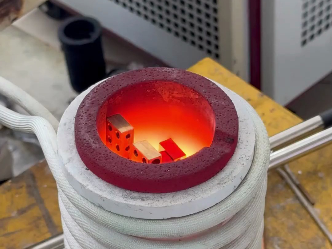 35KW的高频熔炼炉对客户邮寄过来的铜和铅料进行熔炼测试