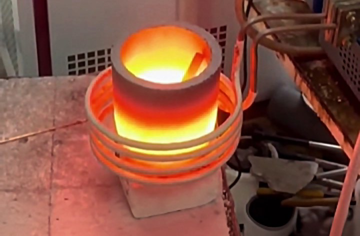 小型高频感应熔炼炉可以到8分钟熔炼一炉黄铜