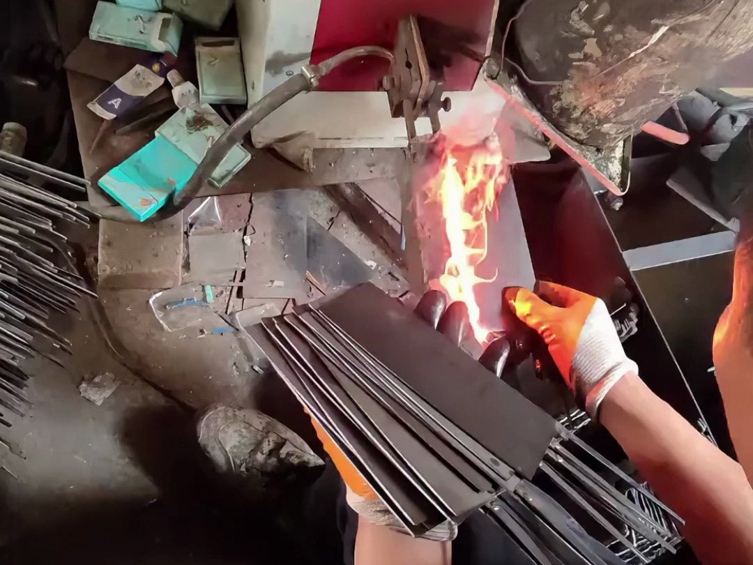 哪怕是廉价的菜刀,它也会经过淬火热处理工艺